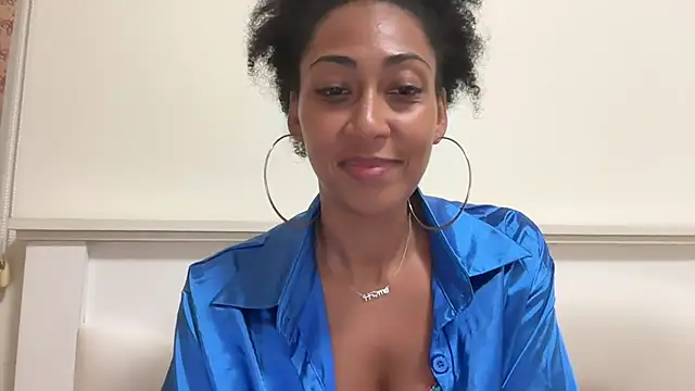 Snapshot of Vaylisse chatting on October 2025 06:32:01 PM Vaylisse online show from October 2025 06:32:01 PM