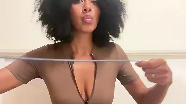 Snapshot of Vaylisse chatting on November 2025 06:10:01 PM Vaylisse online show from November 2025 06:10:01 PM