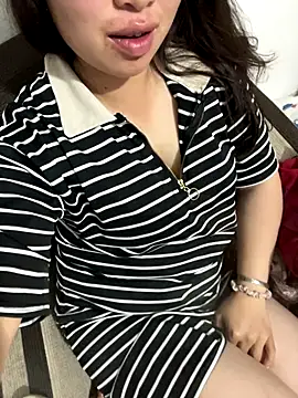 Snapshot of Nhung584 chatting on October 2025 01:13:01 PM Nhung584 online show from October 2025 01:13:01 PM