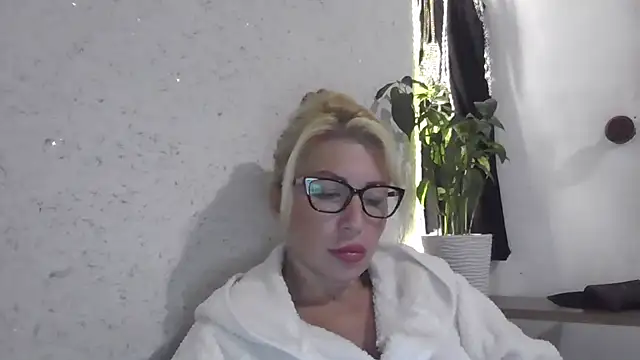 Snapshot of fox_red_lady7 chatting on October 2025 07:22:01 PM fox red lady7 online show from October 2025 07:22:01 PM