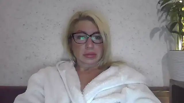 Snapshot of fox_red_lady7 chatting on October 2025 08:54:02 PM fox red lady7 online show from October 2025 08:54:02 PM