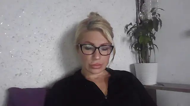 Snapshot of fox_red_lady7 chatting on October 2025 09:54:01 AM fox red lady7 online show from October 2025 09:54:01 AM