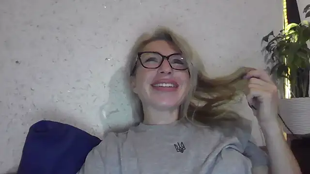 Snapshot of fox_red_lady7 chatting on October 2025 03:52:01 PM fox red lady7 online show from October 2025 03:52:01 PM