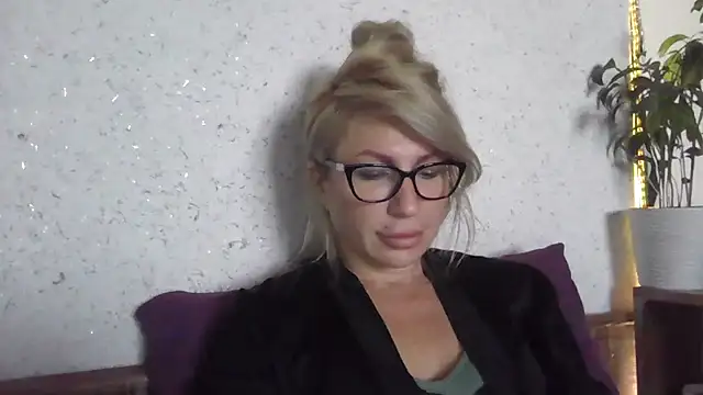 Snapshot of fox_red_lady7 chatting on October 2025 06:41:02 AM fox red lady7 online show from October 2025 06:41:02 AM