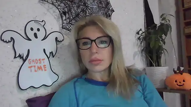 Snapshot of fox_red_lady7 chatting on October 2025 06:50:02 AM fox red lady7 online show from October 2025 06:50:02 AM