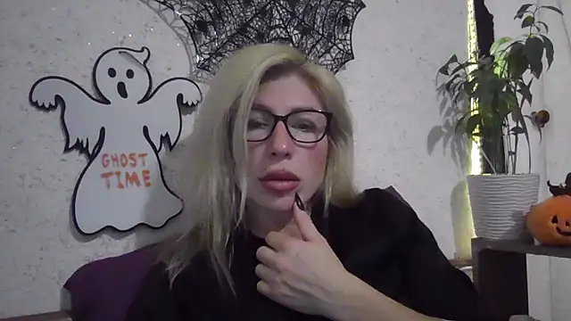 Snapshot of fox_red_lady7 chatting on October 2025 07:07:02 PM fox red lady7 online show from October 2025 07:07:02 PM