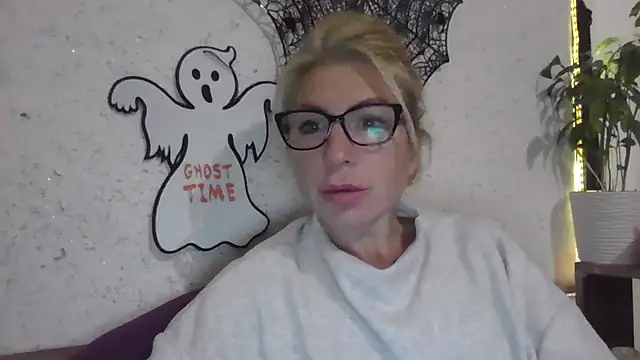 Snapshot of fox_red_lady7 chatting on October 2025 06:09:01 PM fox red lady7 online show from October 2025 06:09:01 PM