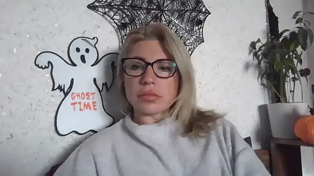 Snapshot of fox_red_lady7 chatting on October 2025 06:48:01 AM fox red lady7 online show from October 2025 06:48:01 AM