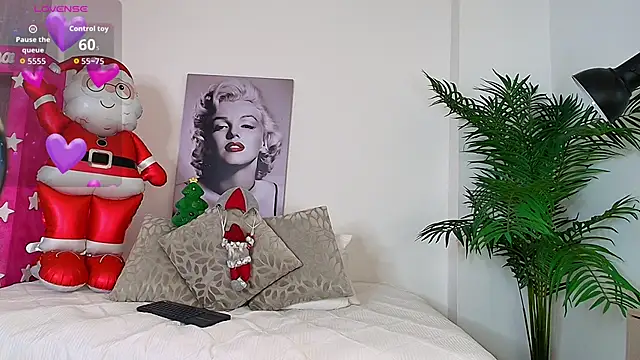 Snapshot of LUNAA___ chatting on December 2025 03:55:02 AM LUNAA online show from December 2025 03:55:02 AM