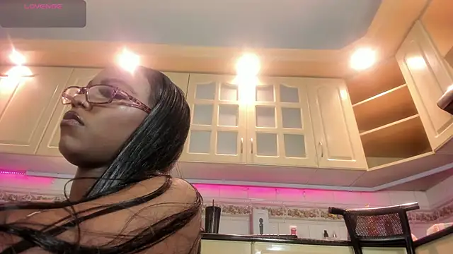 ReinaMiah online show from November 2025 03:39:01 AM