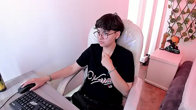 Nathaly ds online show from December 2025 07:53:02 PM