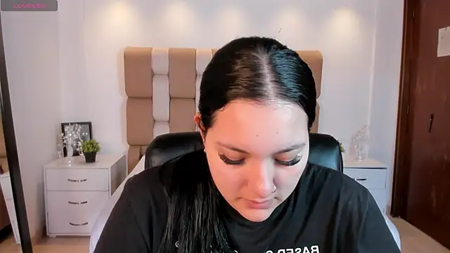 sofiacaramel online show from December 2025 04:13:01 PM