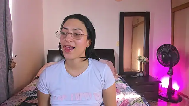 Snapshot of victoria_flores1 chatting on July 2026 09:47:02 PM victoria flores1 online show from July 2026 09:47:02 PM
