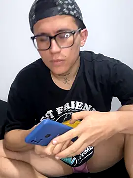 Snapshot of Kurtxxx22 chatting on November 2025 01:40:02 AM Kurtxxx22 online show from November 2025 01:40:02 AM