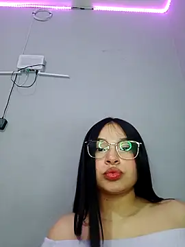 Snapshot of Anne_Mia chatting on November 2025 09:42:02 AM Anne Mia online show from November 2025 09:42:02 AM