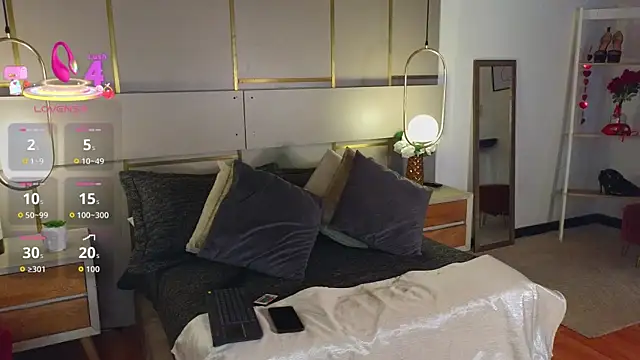 Lina Montclair online show from April 2026 07:03:02 PM