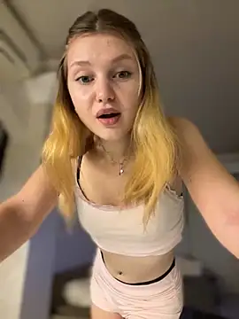 Snapshot of Emaline_Fane chatting on December 2025 06:17:01 PM Emaline Fane online show from December 2025 06:17:01 PM