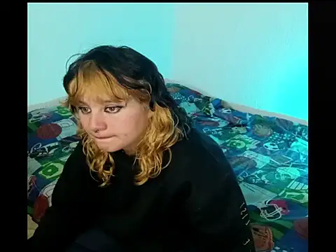 Snapshot of _MoonBlue_ chatting on September 2025 07:17:02 PM MoonBlue online show from September 2025 07:17:02 PM