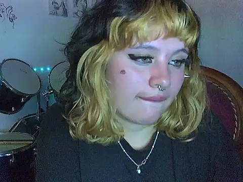 Snapshot of _MoonBlue_ chatting on December 2025 06:17:02 AM MoonBlue online show from December 2025 06:17:02 AM