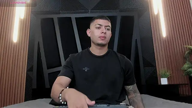 Snapshot of marco_garciia_ chatting on November 2025 02:22:01 PM marco garciia online show from November 2025 02:22:01 PM