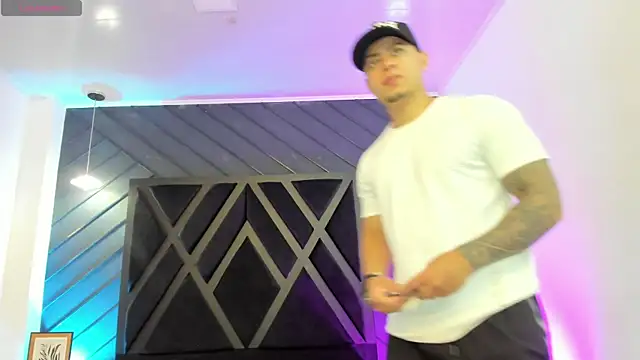 Snapshot of marco_garciia_ chatting on December 2025 11:13:01 PM marco garciia online show from December 2025 11:13:01 PM