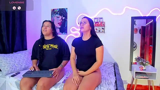 Dilan and Mia online show from September 2025 10:01:02 PM