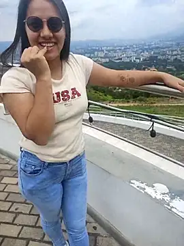 Dilan and Mia online show from October 2025 03:31:01 PM