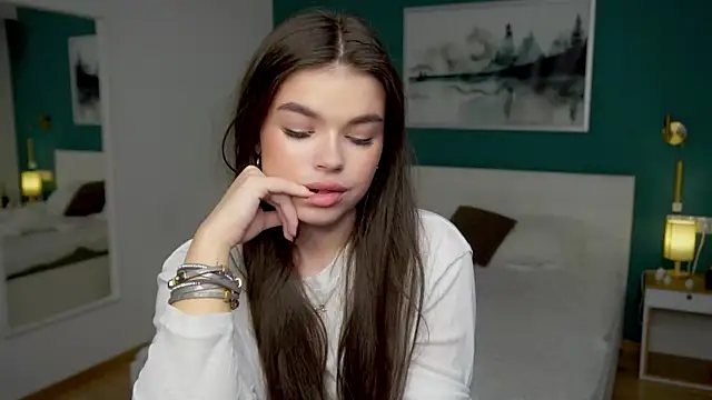 HollisHearl online show from October 2025 07:28:01 AM