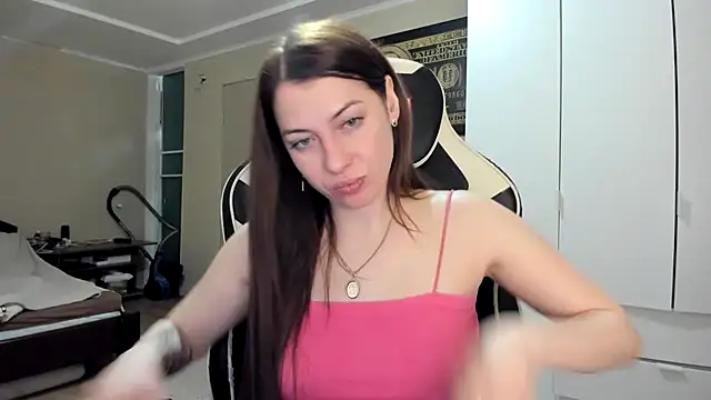 EmiLovsi online show from May 2026 07:55:02 PM