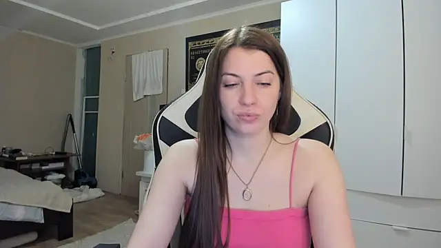 EmiLovsi online show from May 2026 02:33:02 PM