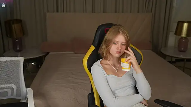 Snapshot of Esmie_Smile chatting on October 2025 02:48:02 PM Esmie Smile online show from October 2025 02:48:02 PM