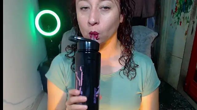 Snapshot of Milf_Valeria chatting on November 2025 02:06:01 PM Milf Valeria online show from November 2025 02:06:01 PM