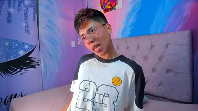 Snapshot of MaxiWildd chatting on November 2025 01:10:01 PM MaxiWildd online show from November 2025 01:10:01 PM