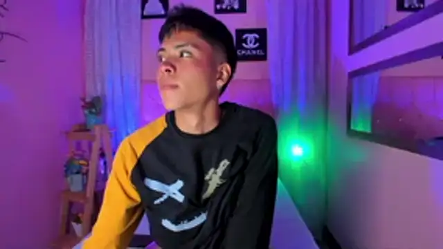 Snapshot of MaxiWildd chatting on November 2025 01:00:02 PM MaxiWildd online show from November 2025 01:00:02 PM