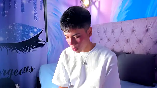 Snapshot of MaxiWildd chatting on November 2025 12:52:01 PM MaxiWildd online show from November 2025 12:52:01 PM