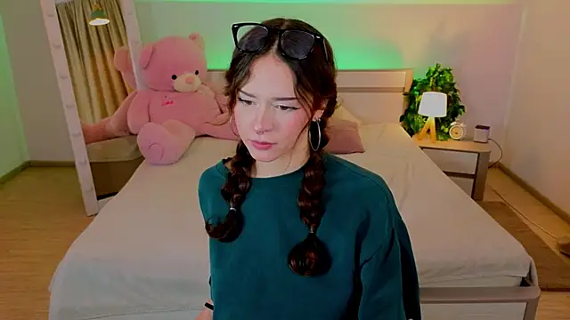 Snapshot of Adetta chatting on November 2025 10:10:02 AM Adetta online show from November 2025 10:10:02 AM