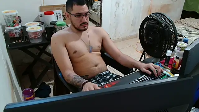 Snapshot of Leonino231 chatting on November 2025 04:18:02 PM Leonino231 online show from November 2025 04:18:02 PM