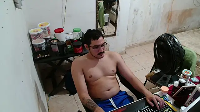 Snapshot of Leonino231 chatting on December 2025 04:18:02 AM Leonino231 online show from December 2025 04:18:02 AM