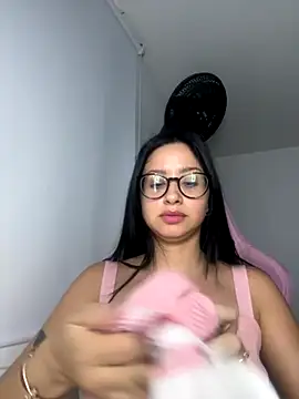 Snapshot of lucy_grey25 chatting on November 2025 09:13:01 PM lucy grey25 online show from November 2025 09:13:01 PM