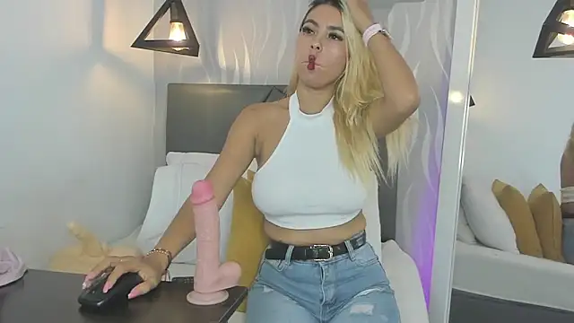 Snapshot of lucia-cute chatting on November 2025 07:24:01 PM lucia-cute online show from November 2025 07:24:01 PM