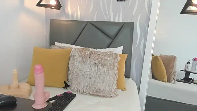 Snapshot of lucia-cute chatting on November 2025 06:44:02 PM lucia-cute online show from November 2025 06:44:02 PM