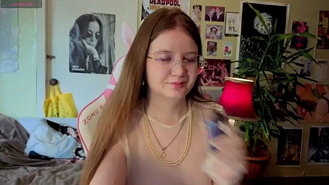 Snapshot of Sienna-Cow chatting on September 2025 10:38:02 AM Sienna-Cow online show from September 2025 10:38:02 AM