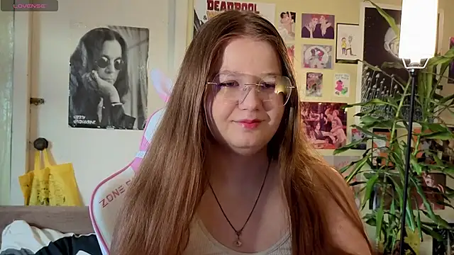 Snapshot of Sienna-Cow chatting on October 2025 12:17:01 PM Sienna-Cow online show from October 2025 12:17:01 PM