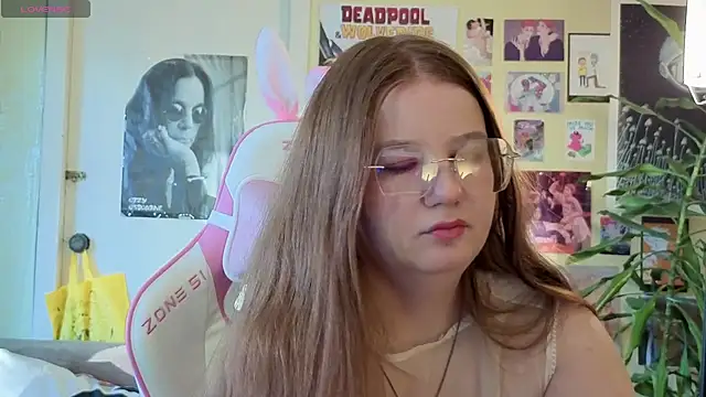 Snapshot of Sienna-Cow chatting on October 2025 12:28:02 PM Sienna-Cow online show from October 2025 12:28:02 PM