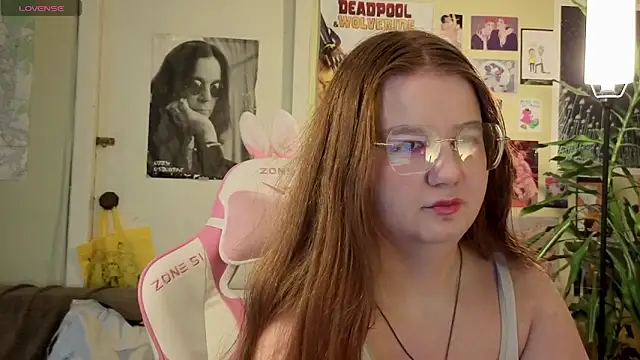 Snapshot of Sienna-Cow chatting on October 2025 12:05:02 PM Sienna-Cow online show from October 2025 12:05:02 PM