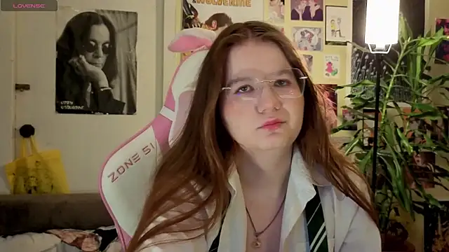 Snapshot of Sienna-Cow chatting on October 2025 12:56:01 PM Sienna-Cow online show from October 2025 12:56:01 PM