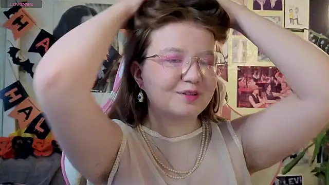 Snapshot of Sienna-Cow chatting on October 2025 11:45:02 AM Sienna-Cow online show from October 2025 11:45:02 AM