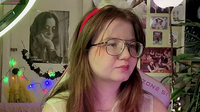 Snapshot of Sienna-Cow chatting on December 2025 05:28:02 PM Sienna-Cow online show from December 2025 05:28:02 PM