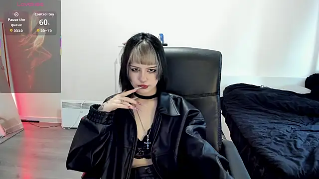 Snapshot of LiyaLuna chatting on October 2025 10:47:02 AM LiyaLuna online show from October 2025 10:47:02 AM