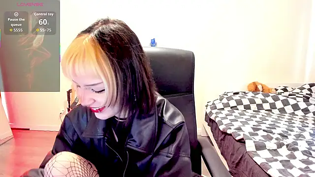 Snapshot of LiyaLuna chatting on November 2025 10:49:02 AM LiyaLuna online show from November 2025 10:49:02 AM